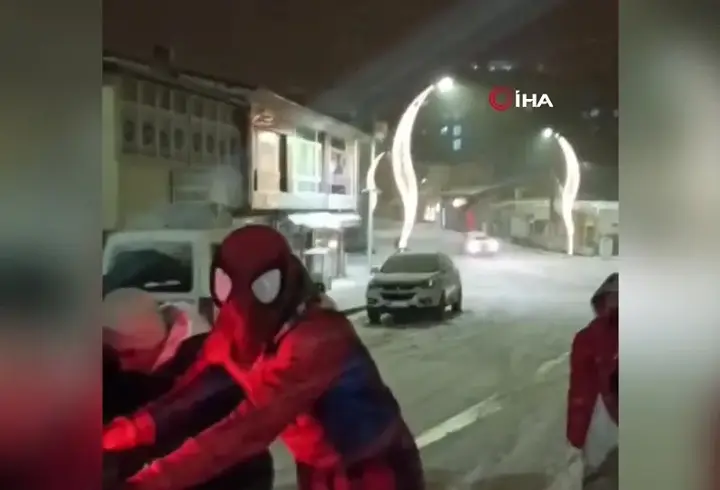 Karlı havada mahsur kaldı, Örümcek Adam imdadına yetişti!