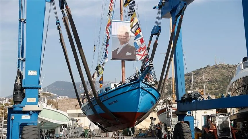 Bodrum'un son sünger avcısı "Aksona Mehmet" 64 yıllık teknesini denize indirdi