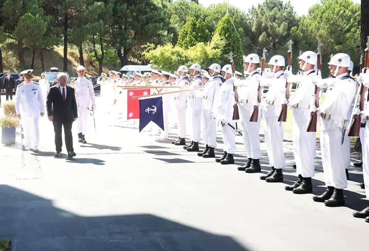 Bakan Güler, Donanma Komutanlığı'nı ziyaret etti