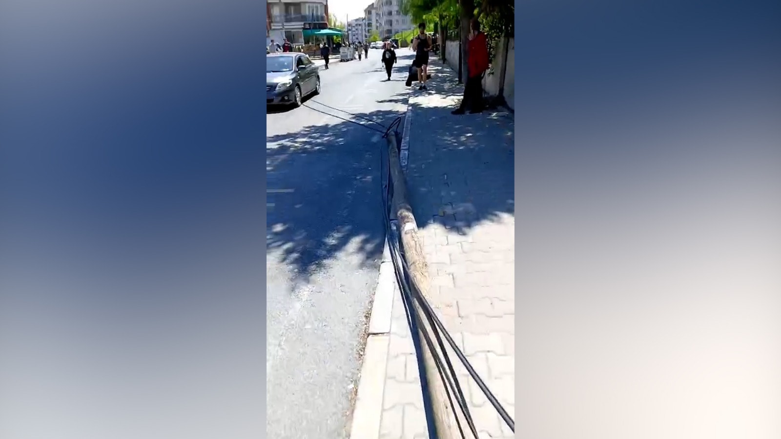 Deprem sırasında Beylikdüzü'nde elektrik direği yıkıldı