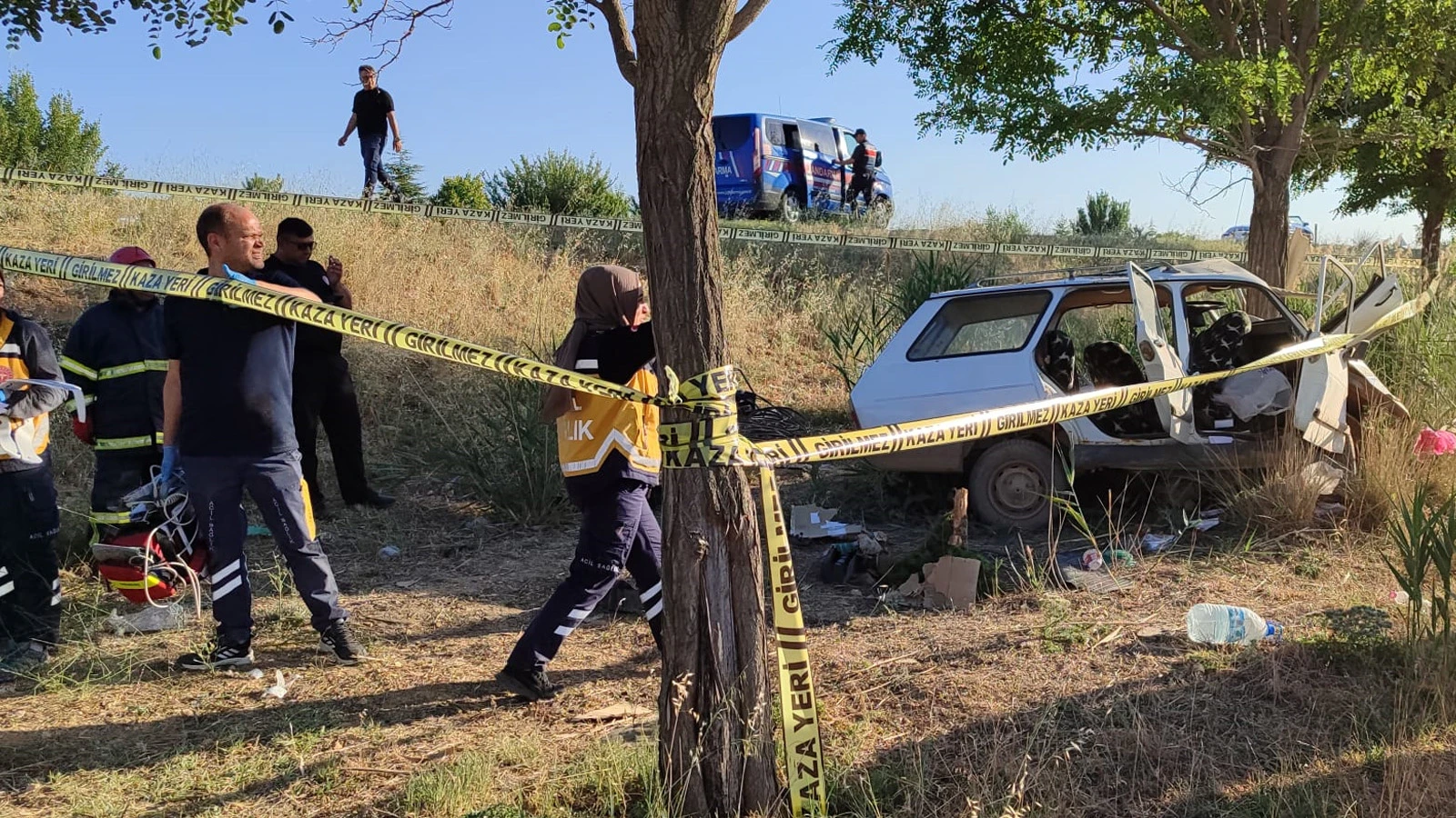 Kontrolden çıkıp şarampoldeki ağaca çarpan otomobilin sürücüsü can verdi
