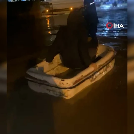 Namazdan Sonra Camide Mahsur Kalan İmam Ve Cemaati Kayıkla Kurtarıldı