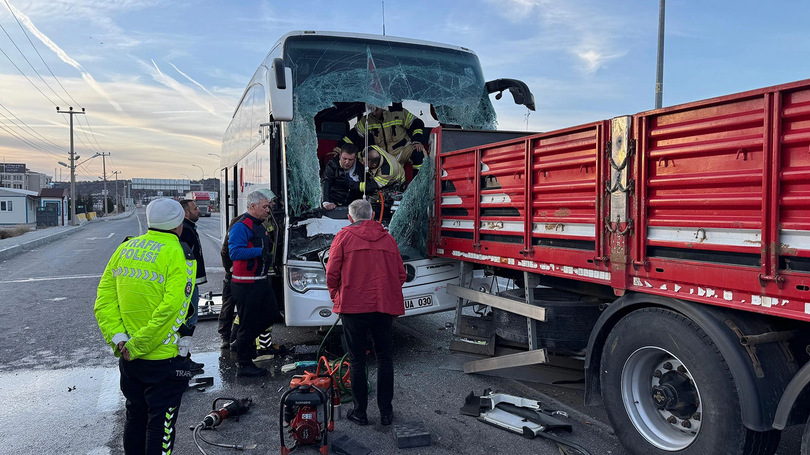 Kütahya'da bir yolcu otobüsü, tırla çarpıştı: 14 yaralı