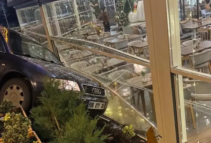 Kontrolden çıkan otomobil kafeteryaya girdi