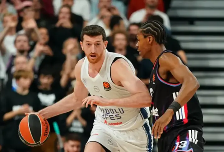 Anadolu Efes, deplasmanda Paris Basketbol'u devirdi
