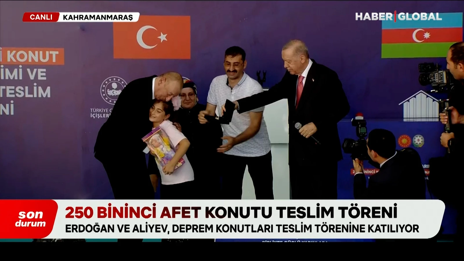 Anahtar teslim töreninde duygu dolu anlar! Önce Erdoğan'a sonra Aliyev'e sarıldı