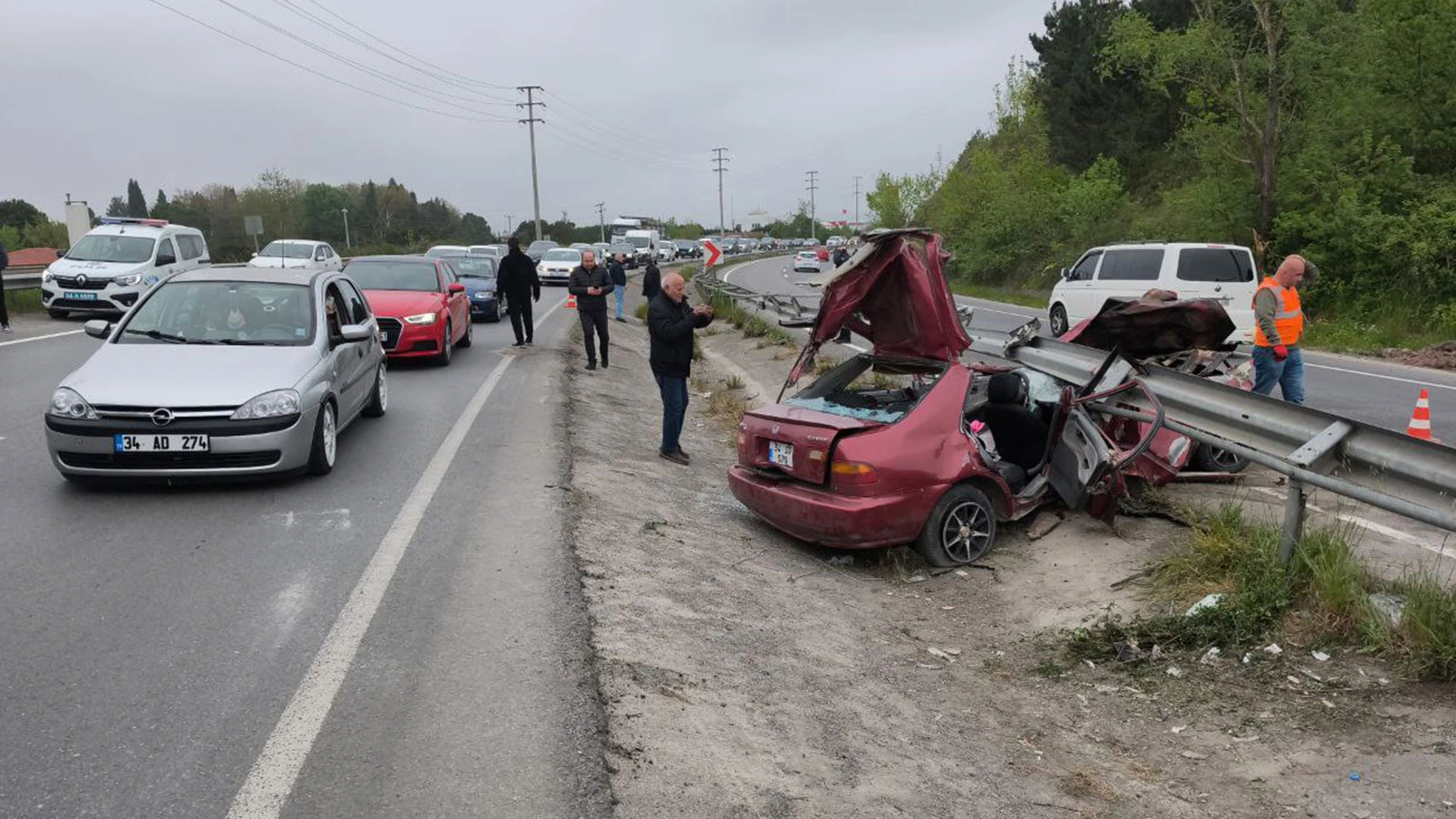 Sakarya'da bariyerlere saplanan otomobildeki 2 kişi ağır yaralandı