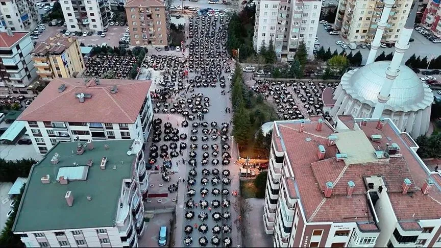 Konya'da iş insanı 6 kardeş, 16 yıldır mahalle sakinlerini iftarda buluşturuyor