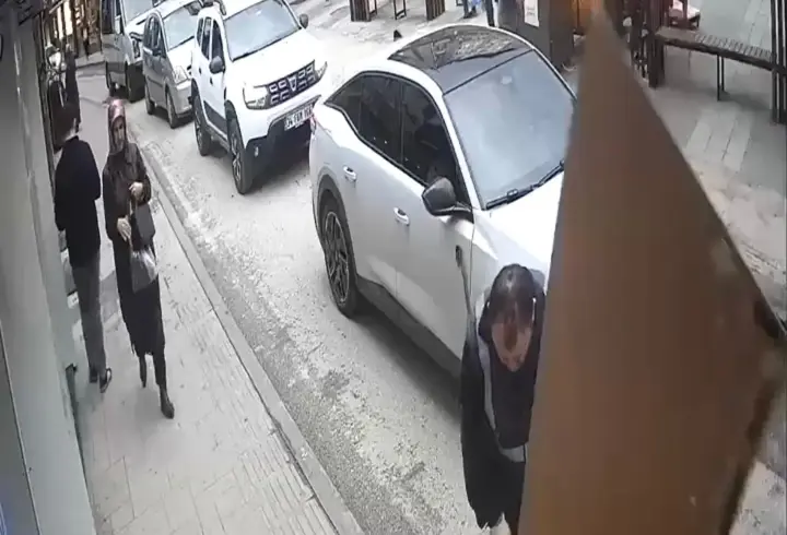 Reklam tabelası şiddetli rüzgarda temizlik işçisinin başına düştü; o anlar kamerada