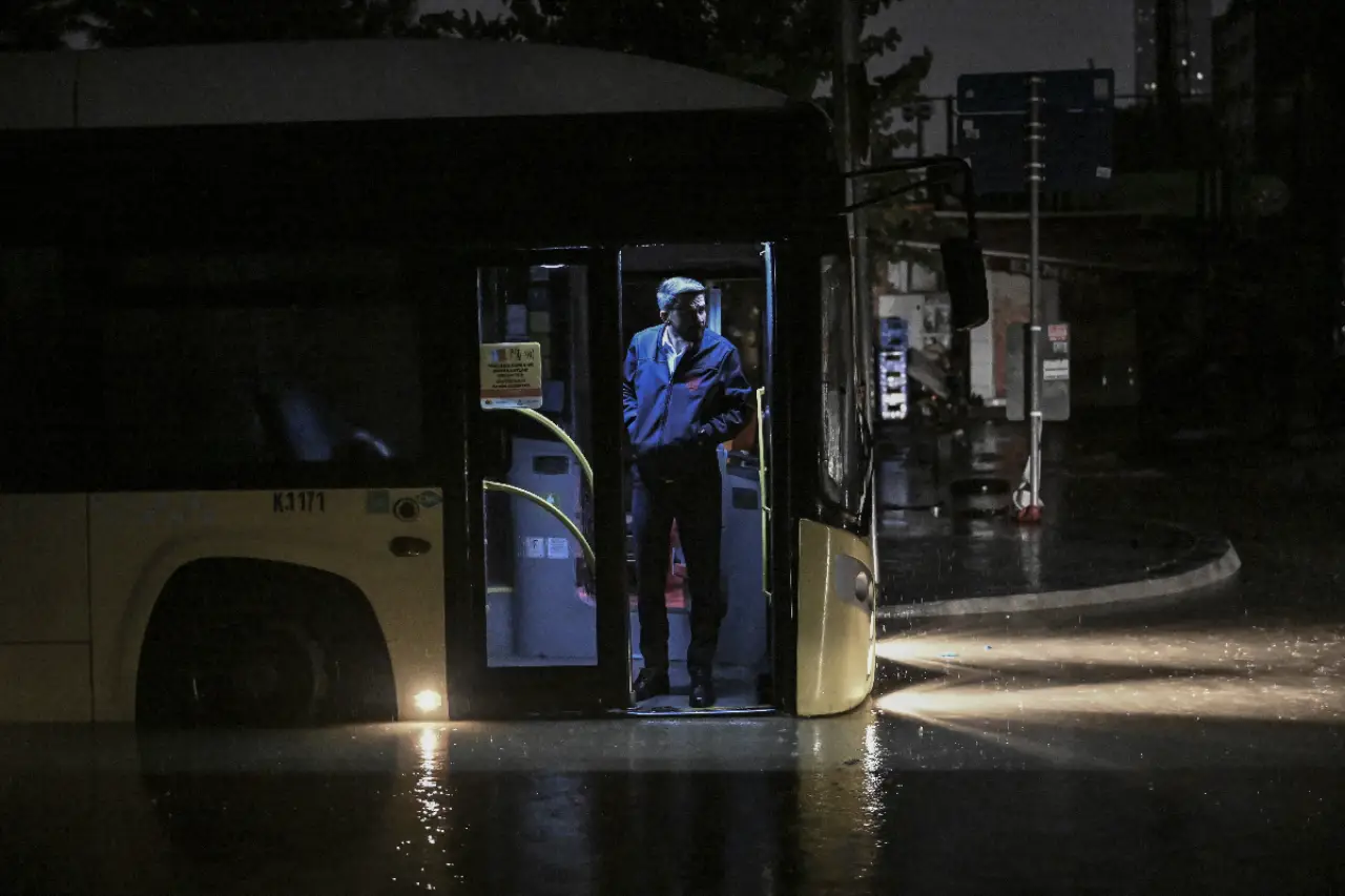 İstanbul'da Sel Gecesi: İş Yerinde Mahsur Kalanlar İş Makineleriyle Kurtarıldı