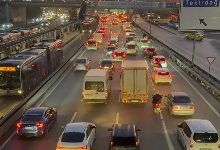 İstanbul'da trafik yoğunluğu yüzde 80'e çıktı