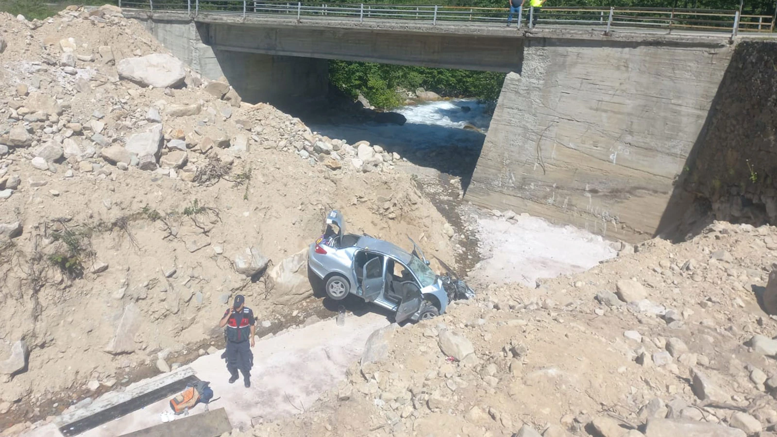 Otomobil 10 metreden dere yatağına düştü; 5 yaralı