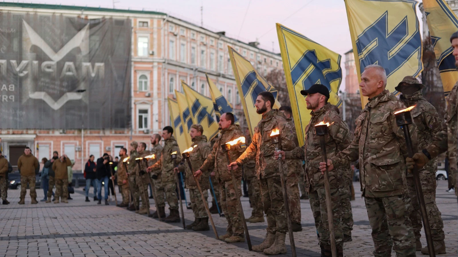 Ukrayna'da Azov skandalı, kartel üyelerini orduya aldılar