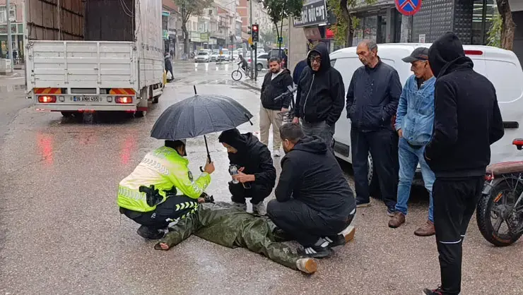 Bursa’da Yürekleri Isıtan Görüntü! Yaralı Gencin Başında Şemsiyeyle Bekledi