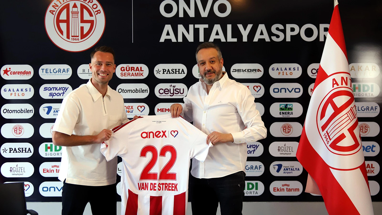 Antalyaspor, Van de Streek'in sözleşmesini uzattı
