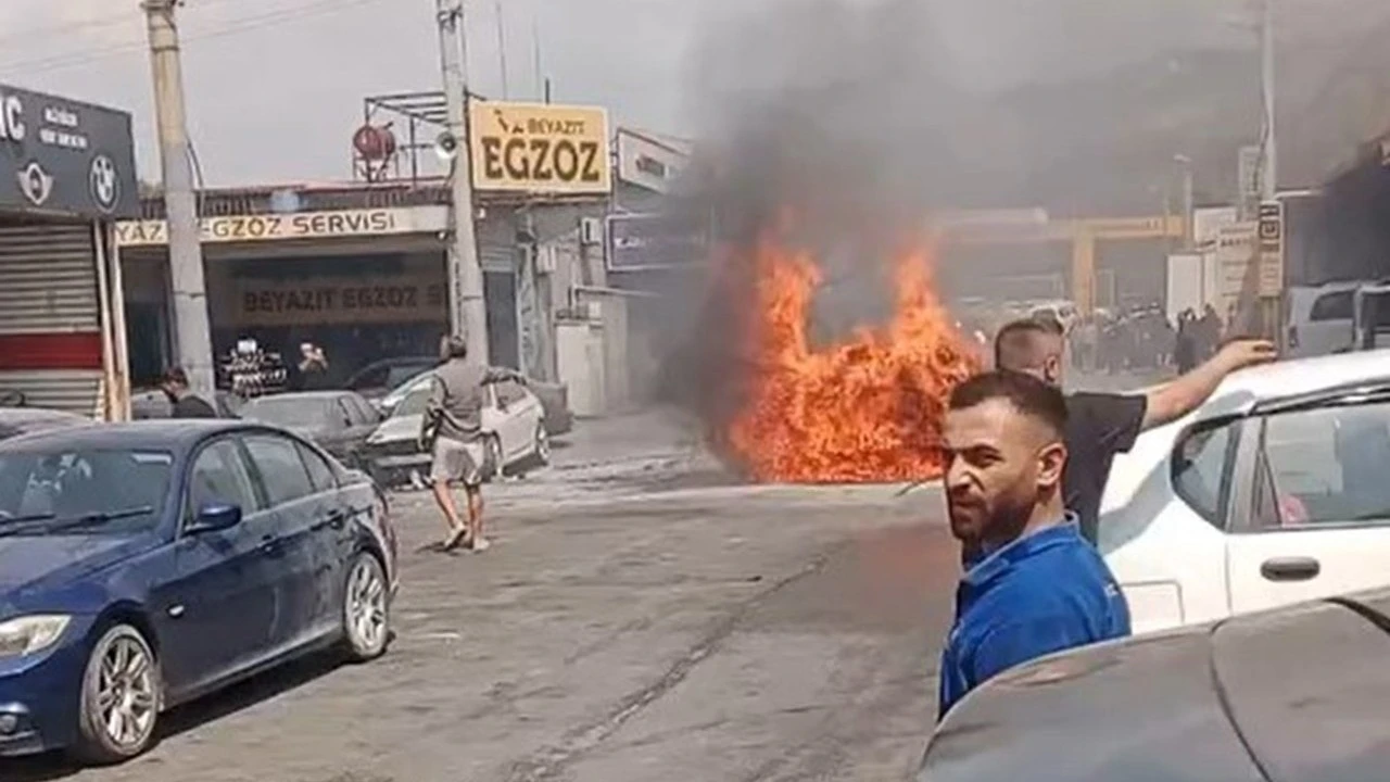 İzmir'de Jaguar marka elektrikli araç kendi kendine alev aldı!