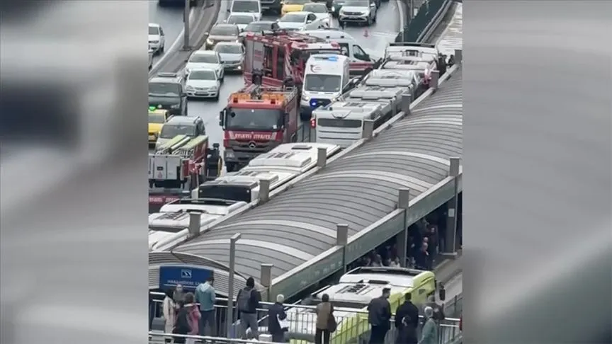 Beylikdüzü'nde durakta bekleyen metrobüse başka bir metrobüs çarptı