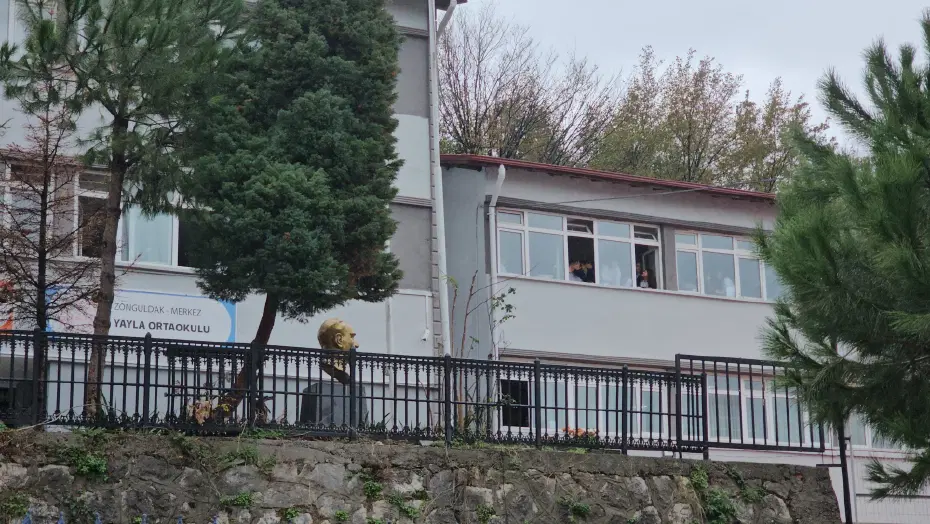 "Çocuğumu azarladı" dedi, İngilizce öğretmenine saldırdı