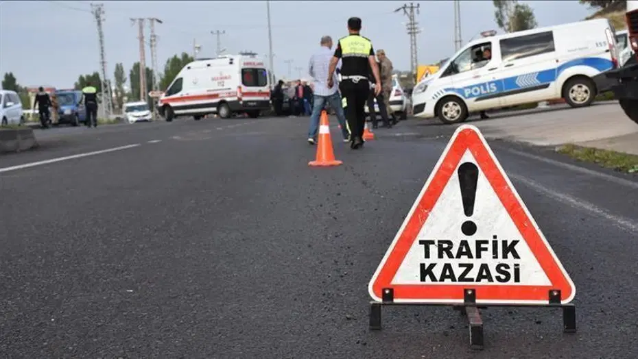 Çatalca’da göç idaresinin otobüsü devrildi. 3’ü polis 4 yaralı