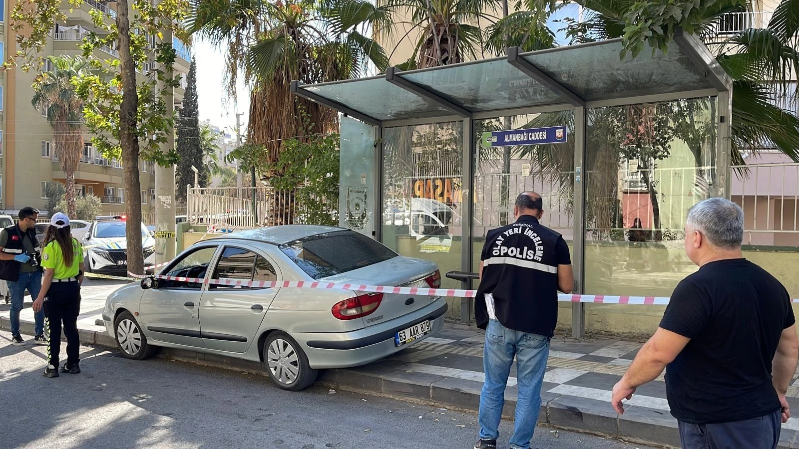 Şanlıurfa’da otomobil durağa daldı! 1 çocuk öldü 3 kişi yaralandı