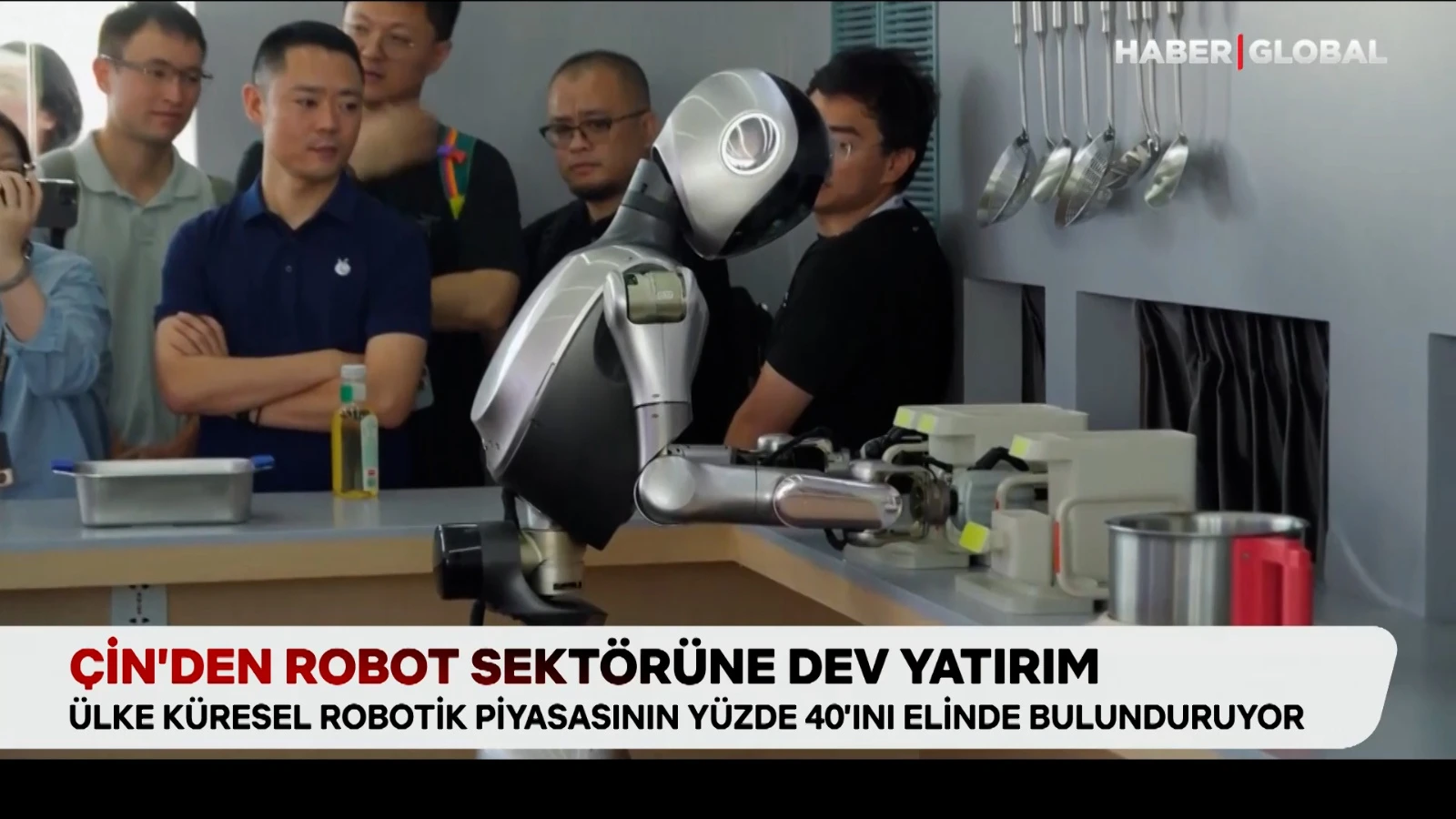 Robotlardan kahve servisi: Şanghay'daki fuarda robotlar yeteneklerini sergiledi