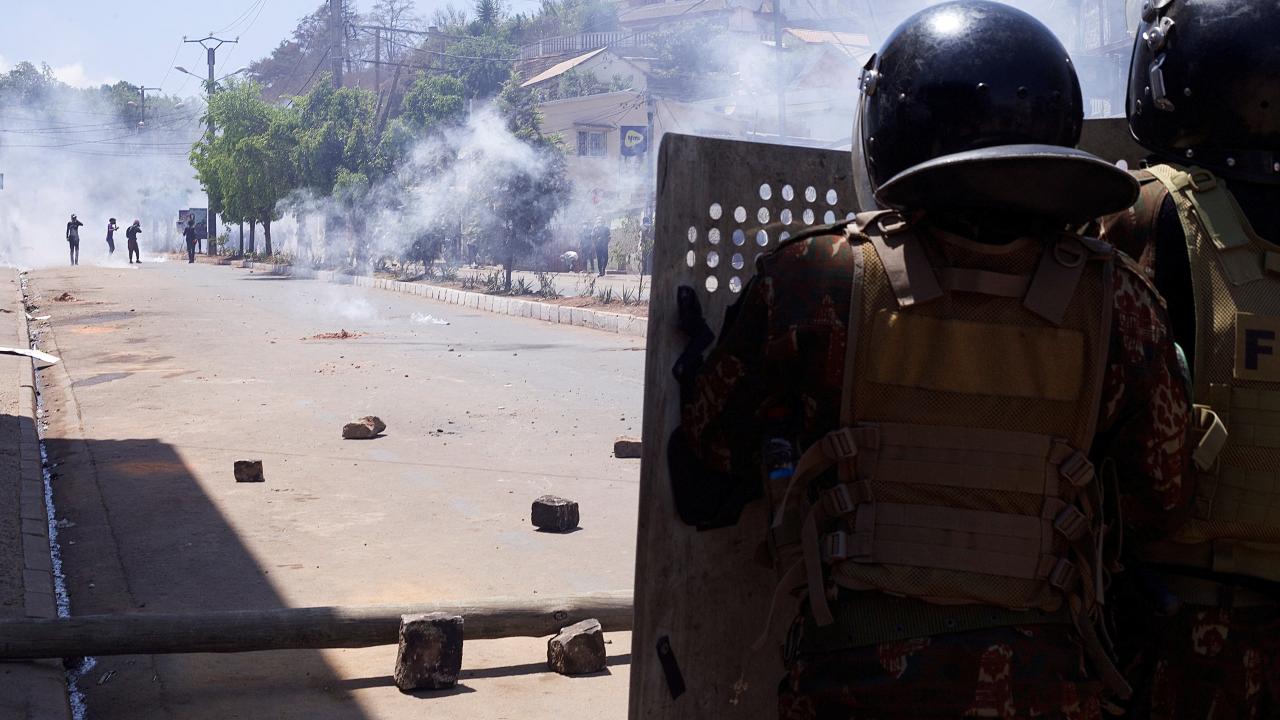 Madagaskar'da protestoların ardından Cumhurbaşkanı Rajoelina hükümeti görevden aldı