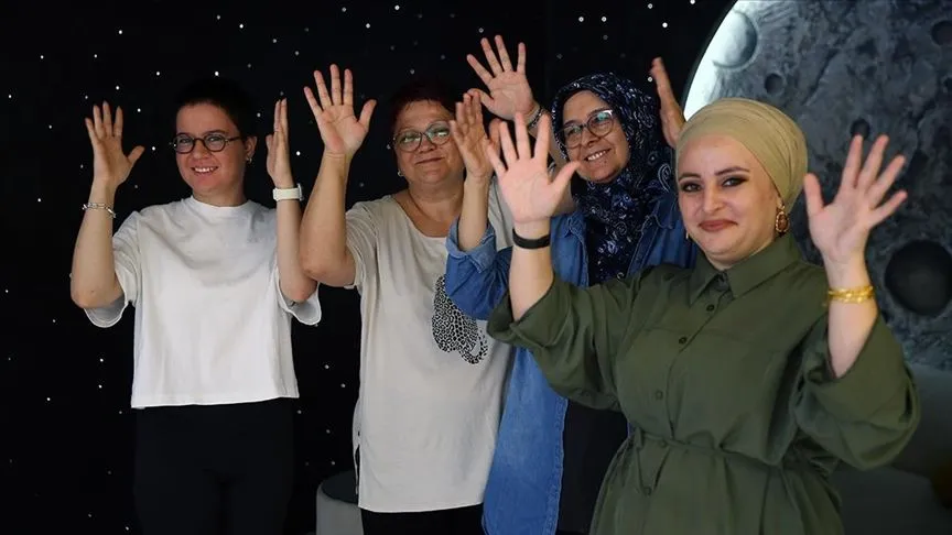 İşitme engellilerin sosyal medya kullanımı için "sessiz dil" içeriği üretiyor