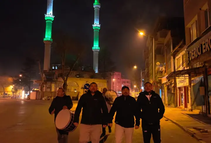 Sokak sokak gezip, ilahi söyleyerek sahura kaldırdılar