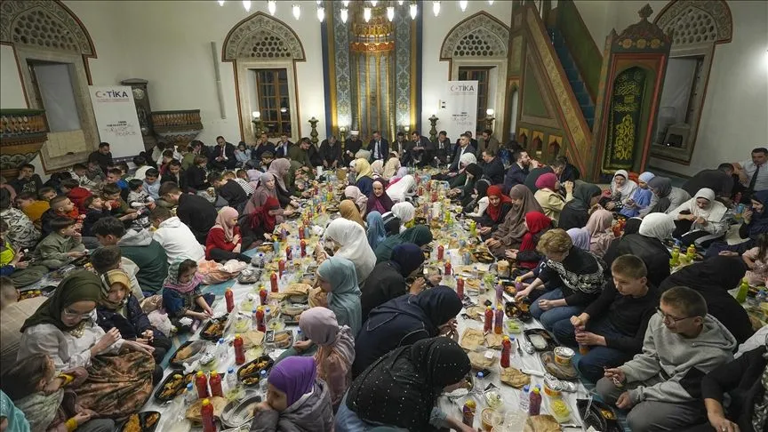 TİKA'dan Saraybosna'daki tarihi Hünkar Camisi'nde yüzlerce çocuğa iftar