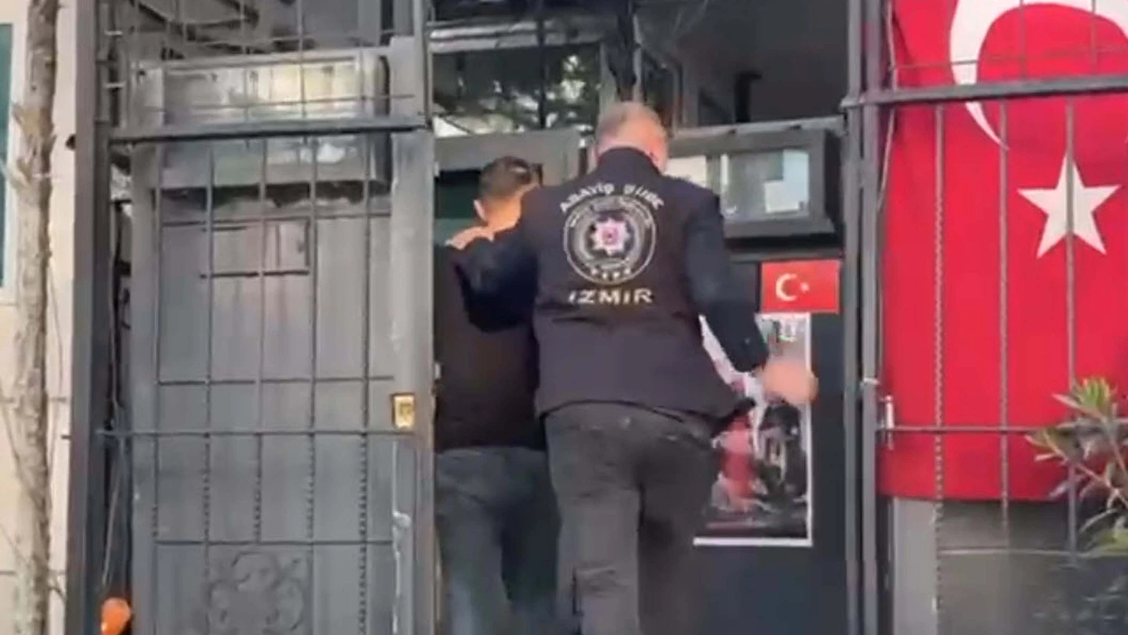 İzmir'de çeşitli suçlardan aranan 131 kişi yakalandı