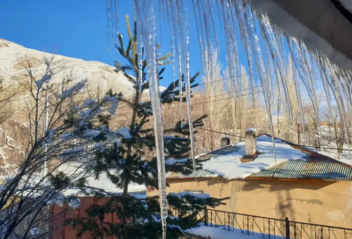 Başkale'de dondurucu soğuklar; 2 metre uzunluğunda buz sarkıtları oluştu