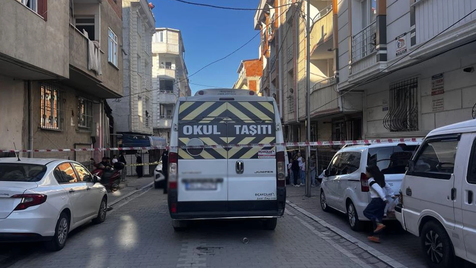 Esenyurt'ta servis aracının çarptığı 5 yaşındaki çocuk ağır yaralandı