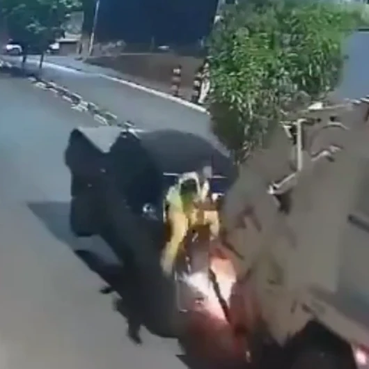 Kamyonetin Çöp Kamyonuna Çarptığı Anlar Kamerada: Saniyelerle Kurtuldu