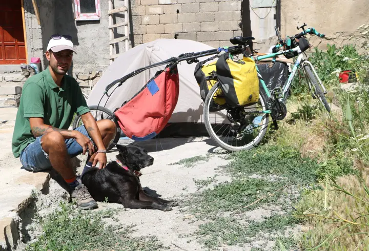 Şili'den bisikletle yola çıkıp köpeğiyle 80 ülke gezdi