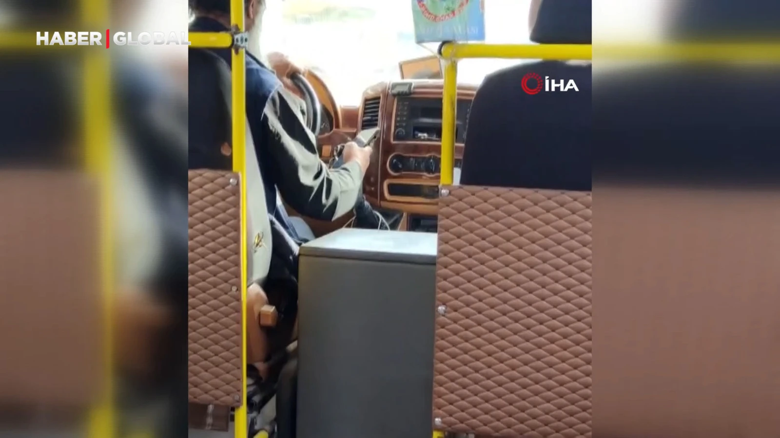 Minibüs şoförünün tehlikeli yolculuğu kamerada, bir an bile bırakmadı
