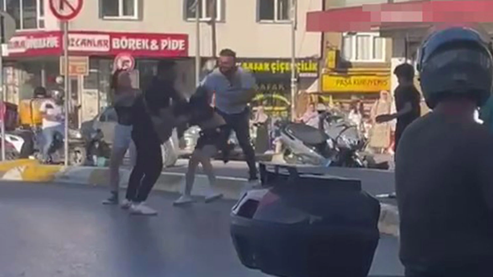 Laf attıkları kadınları darp ettiler: O anlar kamerada