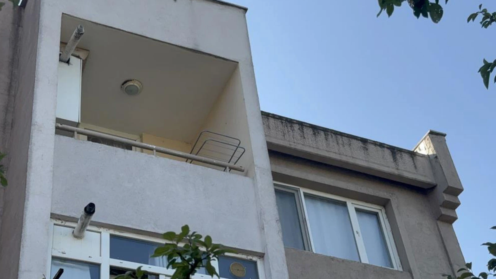 4 yaşındaki oğlunu yastıkla boğarak öldürdü! Cesediyle 8 saat yaşadı