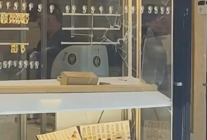 Kuyumcuyu soymak için girdiler, silahlarını düşürüp kaçtılar