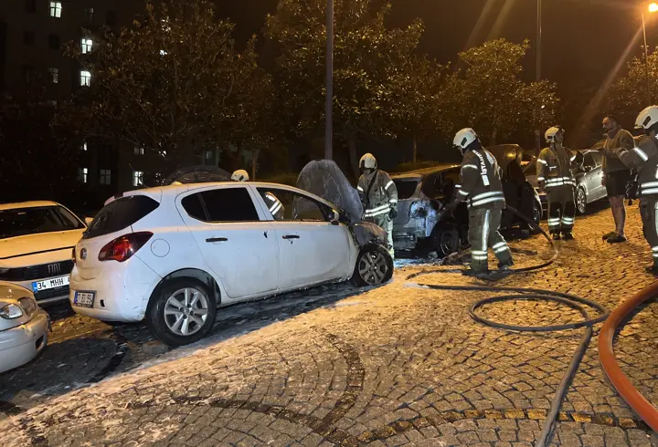 İstanbul - Beşiktaş'ta park halindeki 4 otomobil alev alev yandı