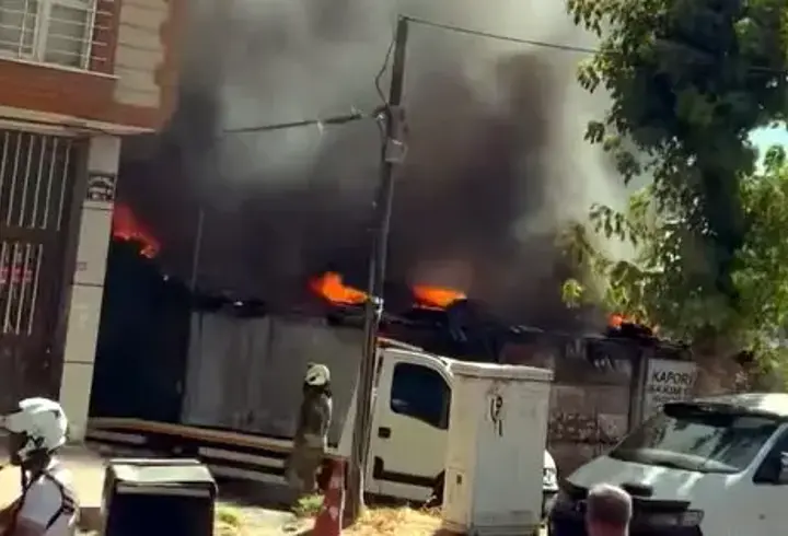 Avcılar'da Otomobil Boya Atölyesi Yandı: 2 Araç Kullanılamaz Hale Geldi