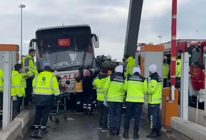 İstanbul'da yolcu otobüsünün çarptığı otomobil gişede sıkıştı