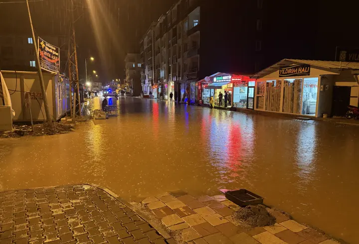Malatya'da sağanak; iş yerlerini su bastı, taziye çadırı uçtu