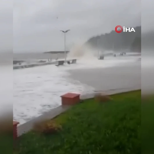 Bursa'da Denizle Kara Birleşti: Kıyı Kesimler Kahverengiye Döndü