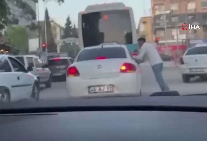 Kahramanmaraş'ta trafikte kavga: Tekmeler ve yumruklar havada uçuştu!