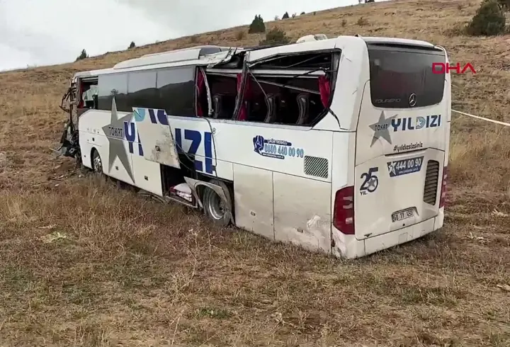 Sivas'ta TIR ile yolcu otobüsü çarpıştı: 20 yaralı