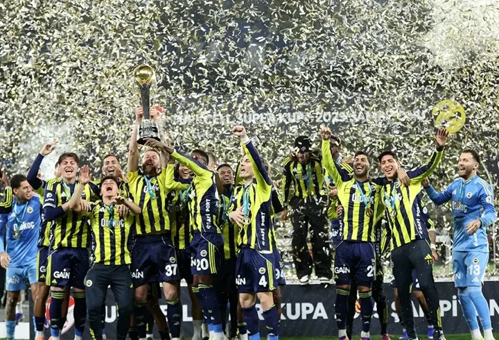 Süper Kupa şampiyonu Fenerbahçe, kupasına kavuştu