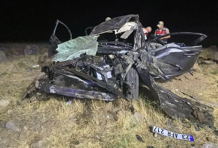 Elazığ’da otomobil yol kenarına devrildi: 2 ölü, 3 yaralı
