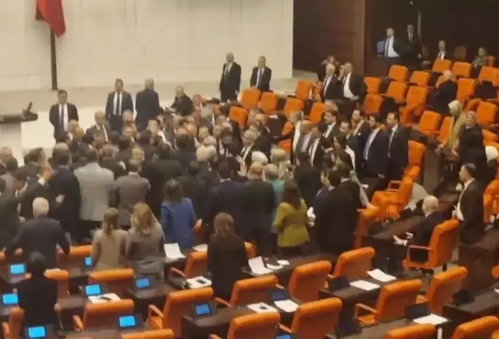 SON DAKİKA | TBMM'de İmamoğlu gerginliği: CHP'li Milletvekili şişe fırlattı