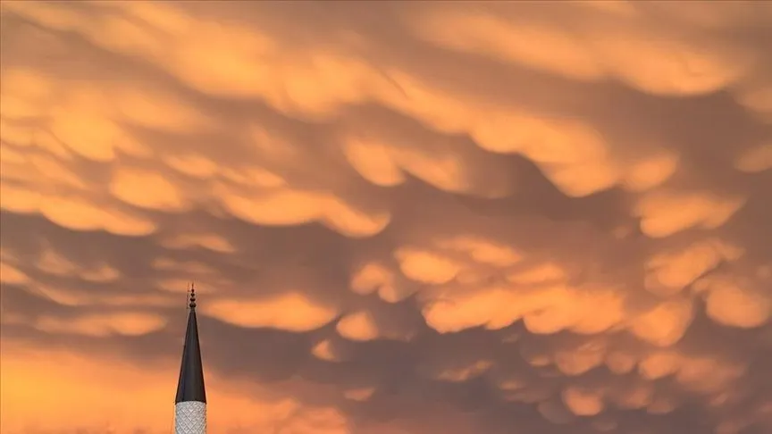 Fethiye'de sağanağın ardından gökyüzünde "Mammatus Bulutları" görüldü