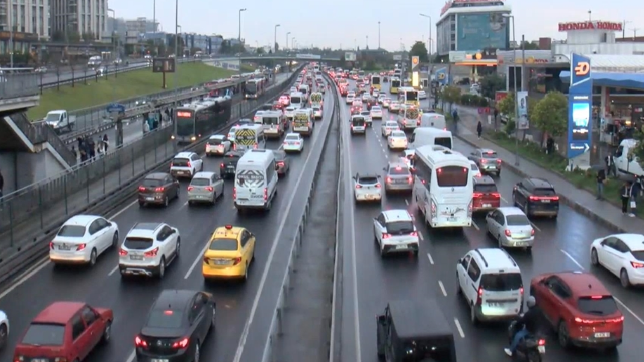İstanbul'da trafik kilitlendi: Yoğunluk yüzde 74!